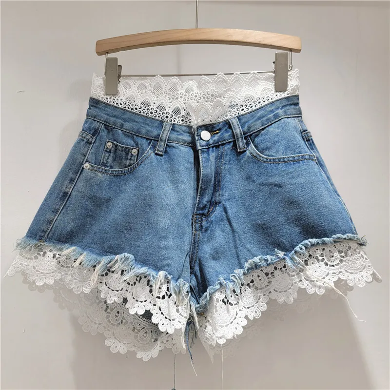 WTHT Pantaloncini di jeans tinta unita con bordo in pizzo impiombato da donna vintage Moda pantaloni caldi a vita alta Donna 2025 Estate 1LS2031