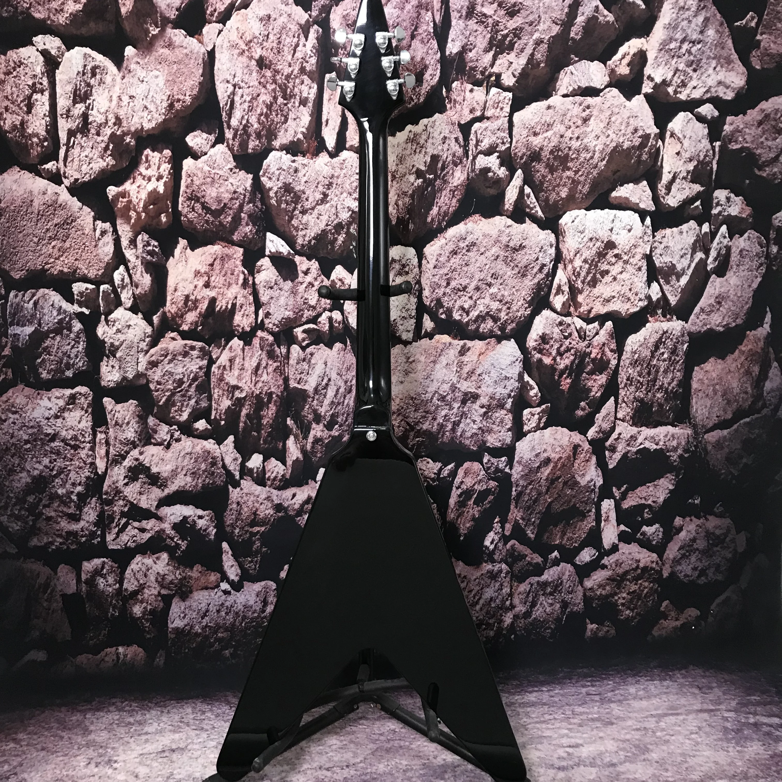 جيتار كهربائي مخصص من المصنع Flying V لون أسود نقطة تطعيم لوحة أصابع خشب الورد جودة عالية وسعر منخفض