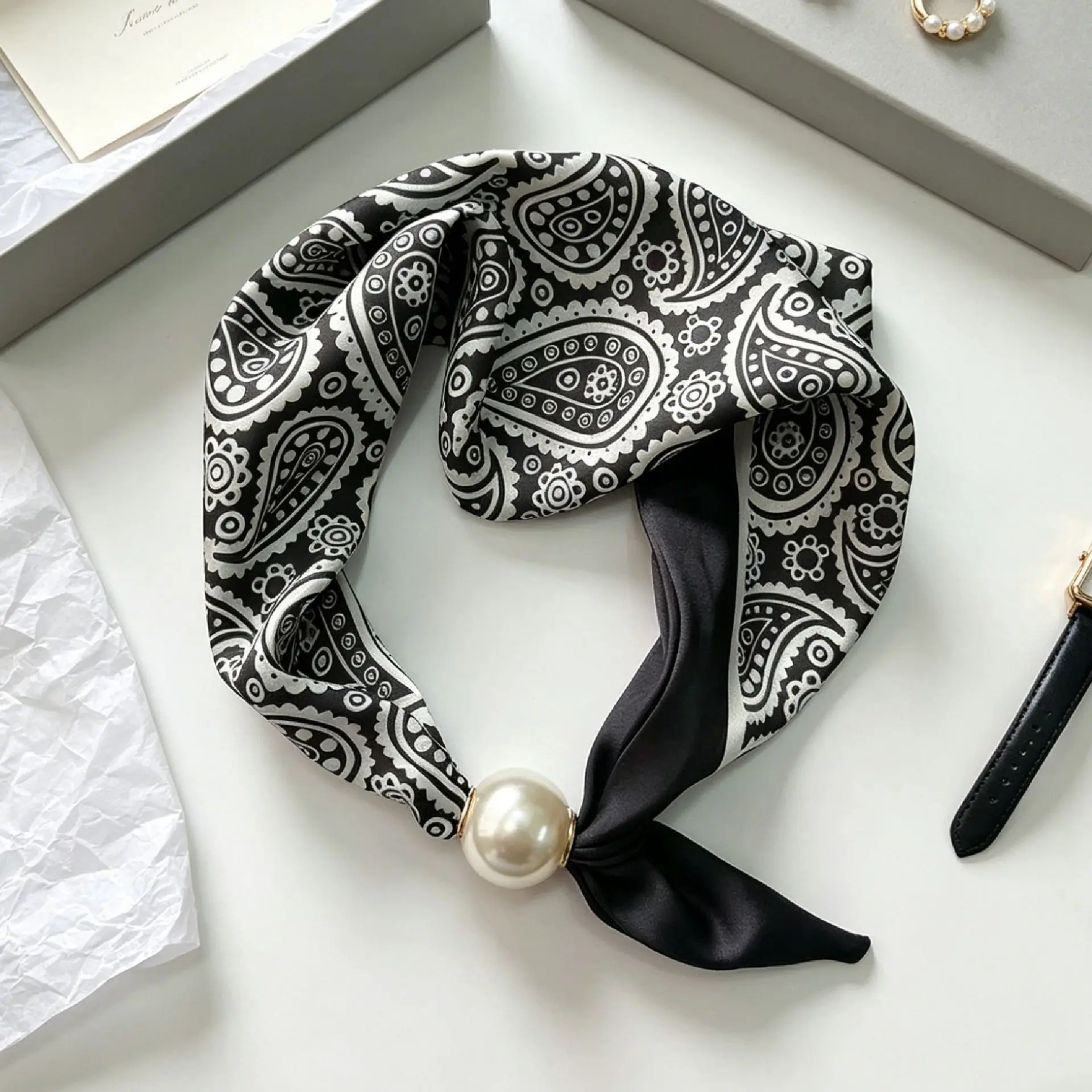 Luxuriöser dünner Sommer-Seidenschal für Damen mit Perlen, magnetischer Schnalle, eleganter Halstuch für Mädchen mit süßem Anhänger und Schlüsselbeinkette – Detail 12