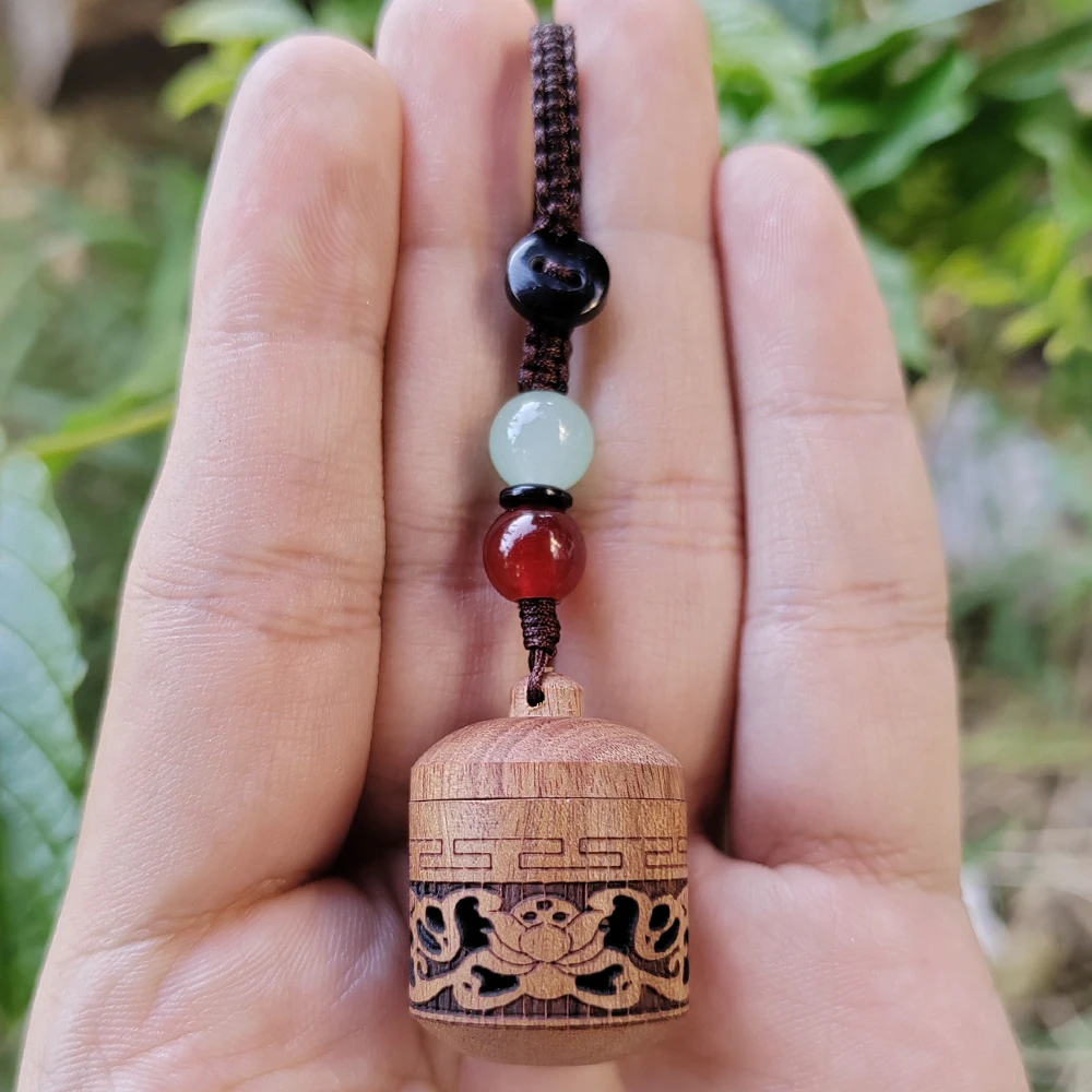 Openable Wooden Aroma Diffuser Pendant, Hand-Carved, Chinese Culture Theme. Suitable for Christmas Decorations, Keychains, Housewarming Gifts, Indoor Hangings, Portable Pendants, Men's Gifts, Back-To-School Season Gifts