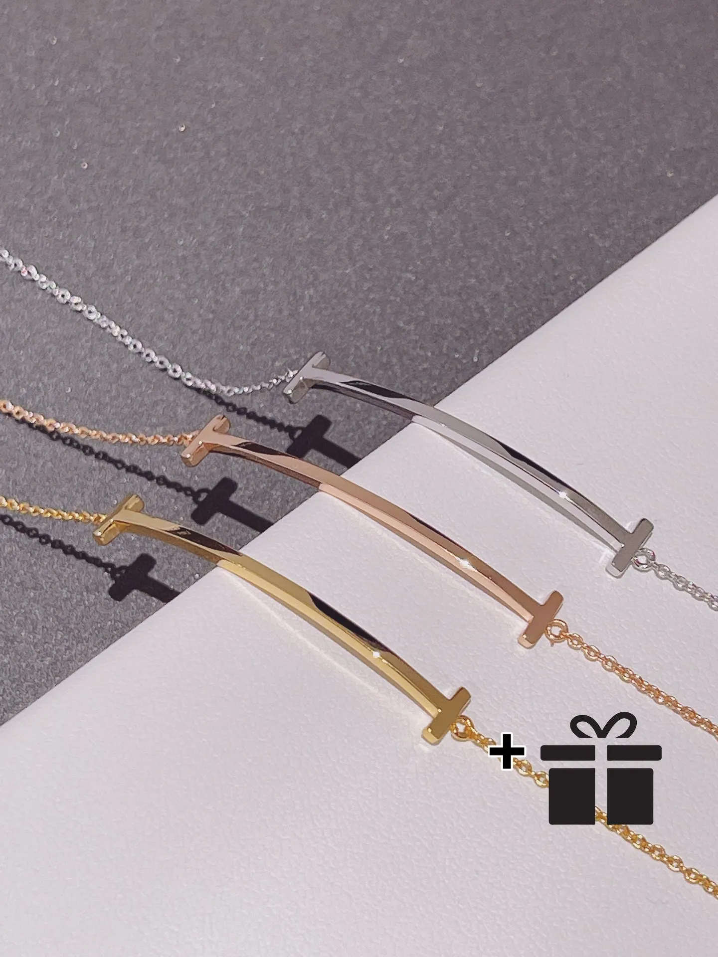

On Smile Day, let your smile be your most dazzling light. Smile bracelet, high-quality and simple S925 silver, a daily accessory