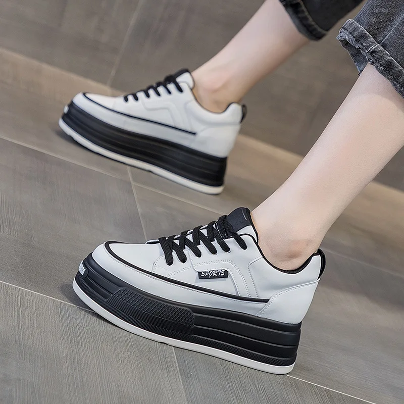 Zapatos blancos pequeños con suela gruesa de cuero genuino, informales, versátiles, otoño e invierno, 2023