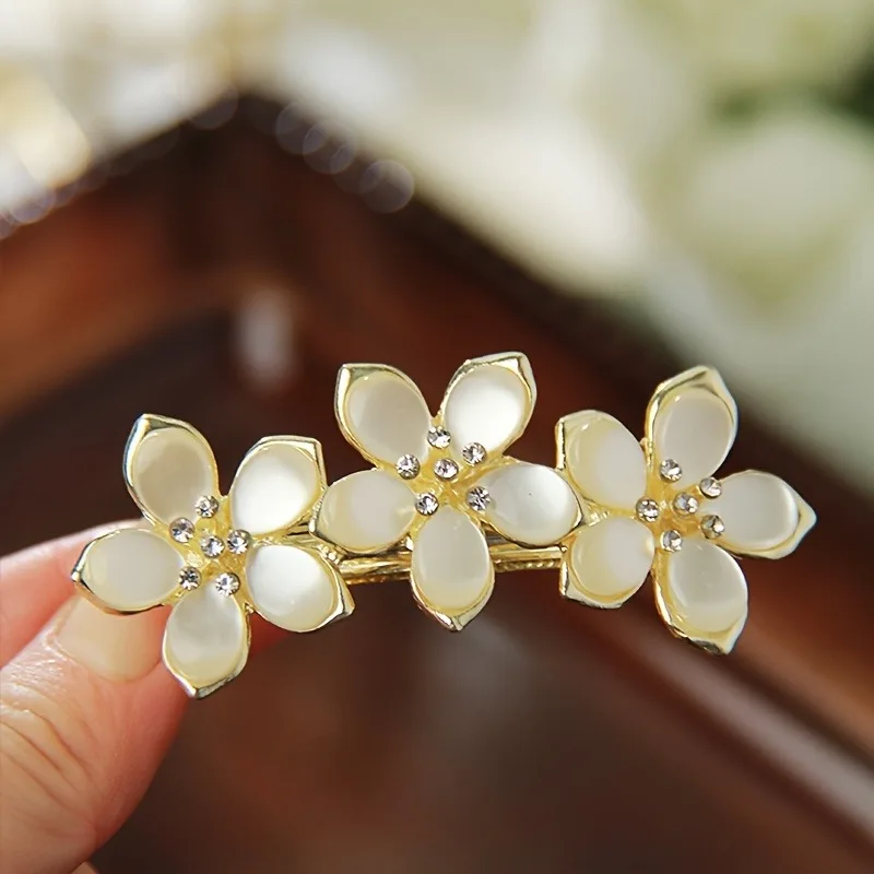 1 pince à cheveux florale élégante, sublimement ornée d'accessoires, offrant une texture exceptionnelle, pour créer un style queue de cheval mi-haute