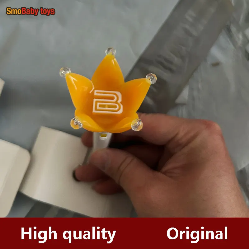 

В наличии: K-pop светящийся брелок-корона, мини-брелок-флеш-лайт в форме цветка, светящийся кулон-подвеска, подарок