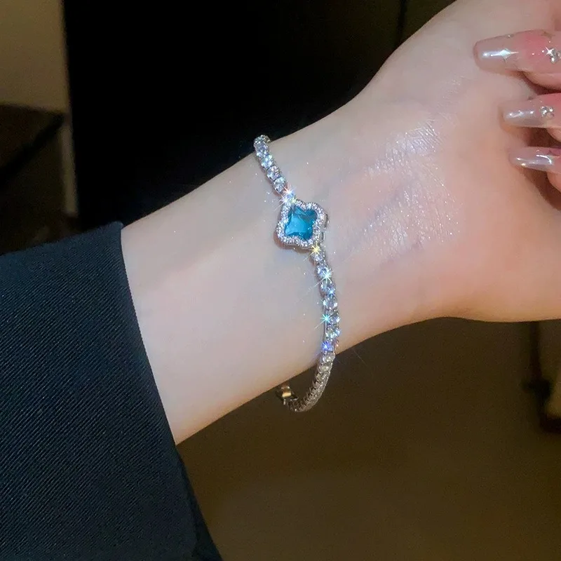 

Новый трендовый аксессуар 2026 года: элитный и изысканный браслет с цирконами в виде четырехлепесткового цветка для женской моды, модель 123