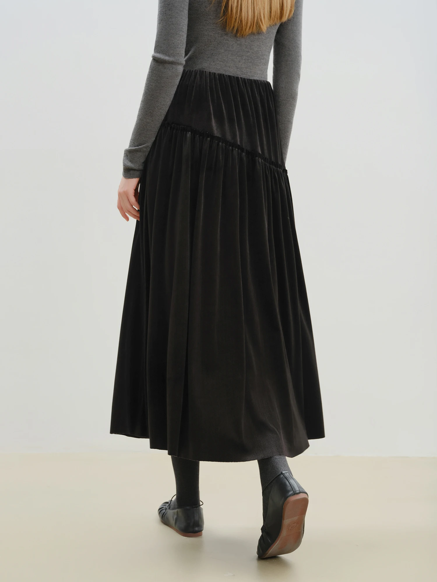 ZIQIAO تنورة نسائية مخملية صغيرة صديقة للبيئة مع لؤلؤ لامع أنيق بأغلاق شتاء 2025 وصل حديثًا تنانير سوداء عالية الخصر