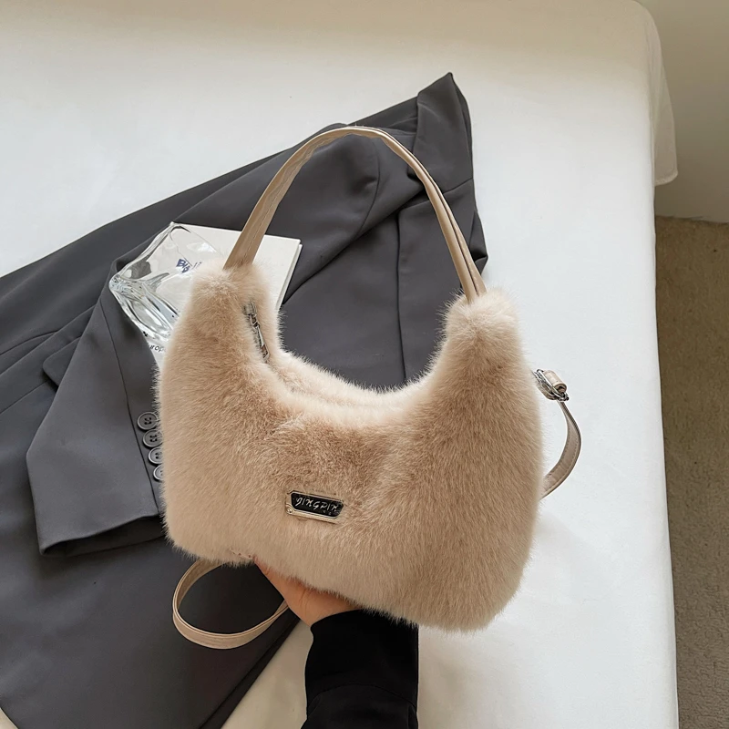 

2025 Women Bag Fluffy Furry Winter Crossbody Bag for Girls Faux Fur Shoulder Bag with Cute Bag Charm, Plush Fashion Purse