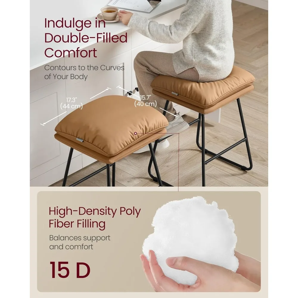 Zestaw 2 skórzanych stołków barowych o wysokości lady z metalowymi nogami i miękką wyściółką zapewniającą komfortowe siedzenie.