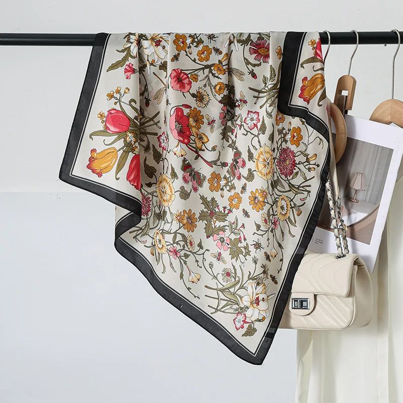 Nuova sciarpa quadrata alla moda con fiori di seta stampati per il design sottile primaverile ed estivo da donna, decorazione di protezione solare in seta