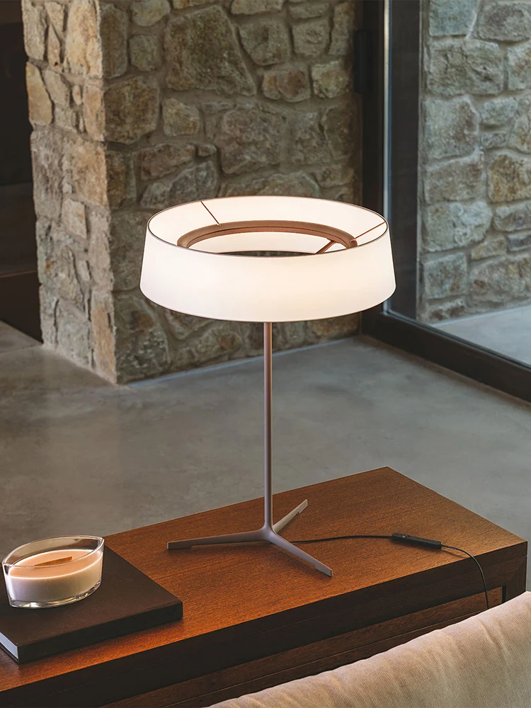 Table lamp with a luxurious and modern minimalist feel, living room, bedroom, bedside atmosphere, hotel study