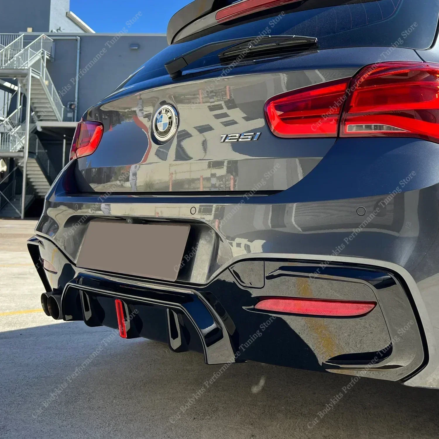 Czarny błyszczący dyfuzor tylny w stylu MP z czerwonym wykończeniem F1 do BMW F20 120i 120d 125d 125i M Sport 2015-2019 Lci, nakładka na tylny zderzak.