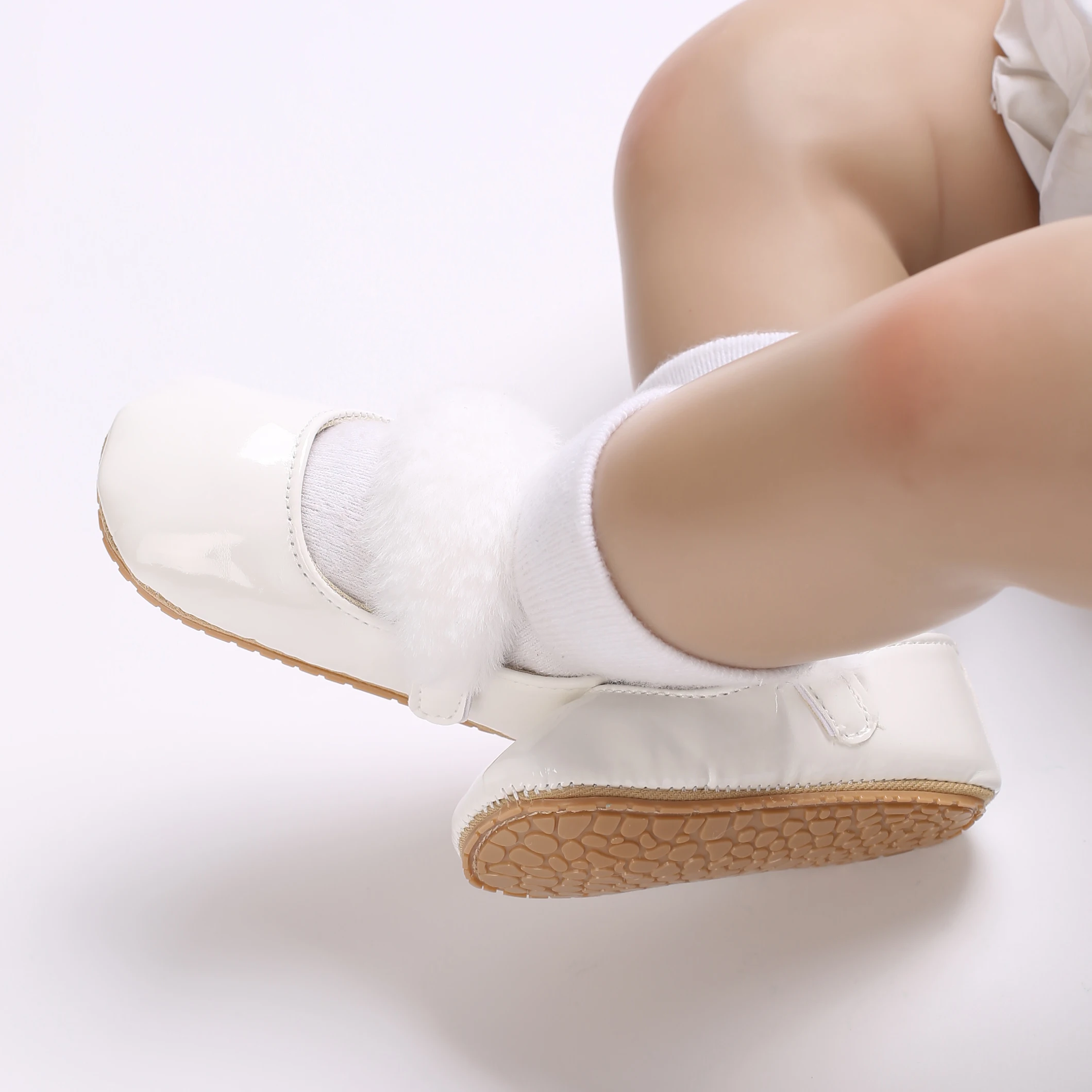 أحذية أطفال بناتي لحديثي الولادة من سلسلة بيضاء أحذية مقدمة القدم من جلد البولي يوريثان مسطحة القاع ونعل ناعم أحذية أطفال بفيونكة أحذية الأميرة للأطفال