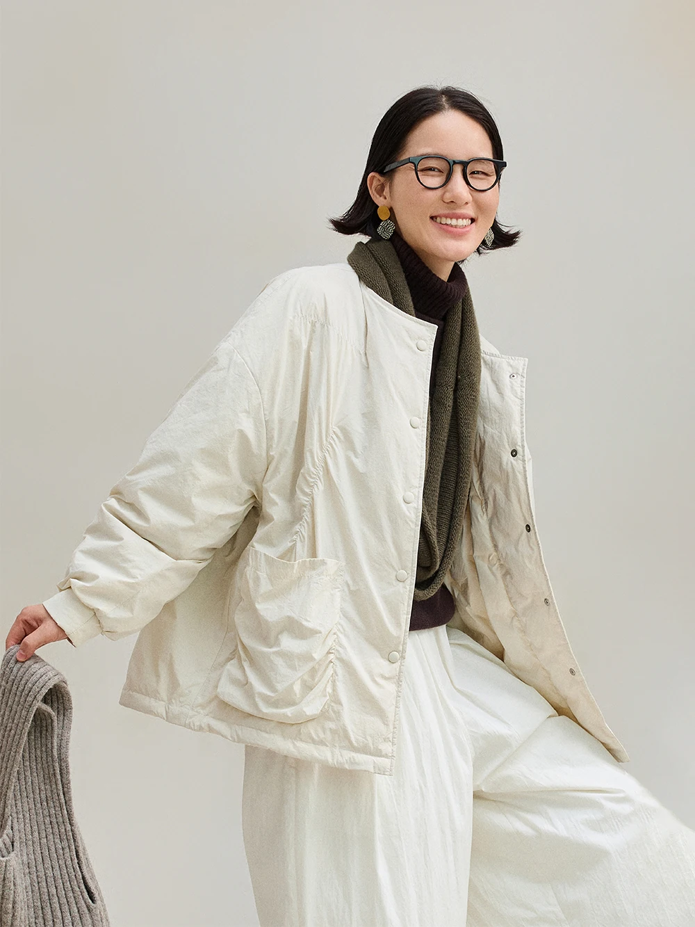 

Пуховик Cloud Feel 90 из белого гусиного пуха с эластичными складками, антивозрастной эффект, нейлоновая внешняя ткань, длинный рукав, круглый вырез, для женщин