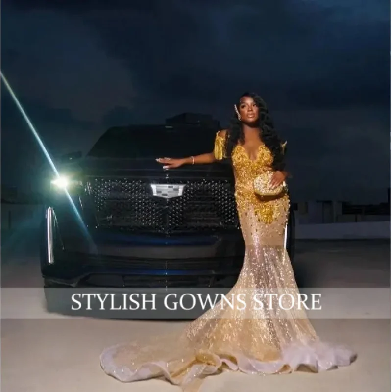 Elegancka złota aplikacja, sukienka na studniówkę z frędzlami, błyszcząca, bez ramiączek, zdobiona koralikami, prześwitująca, szyta na miarę sukienka na specjalną okazję.