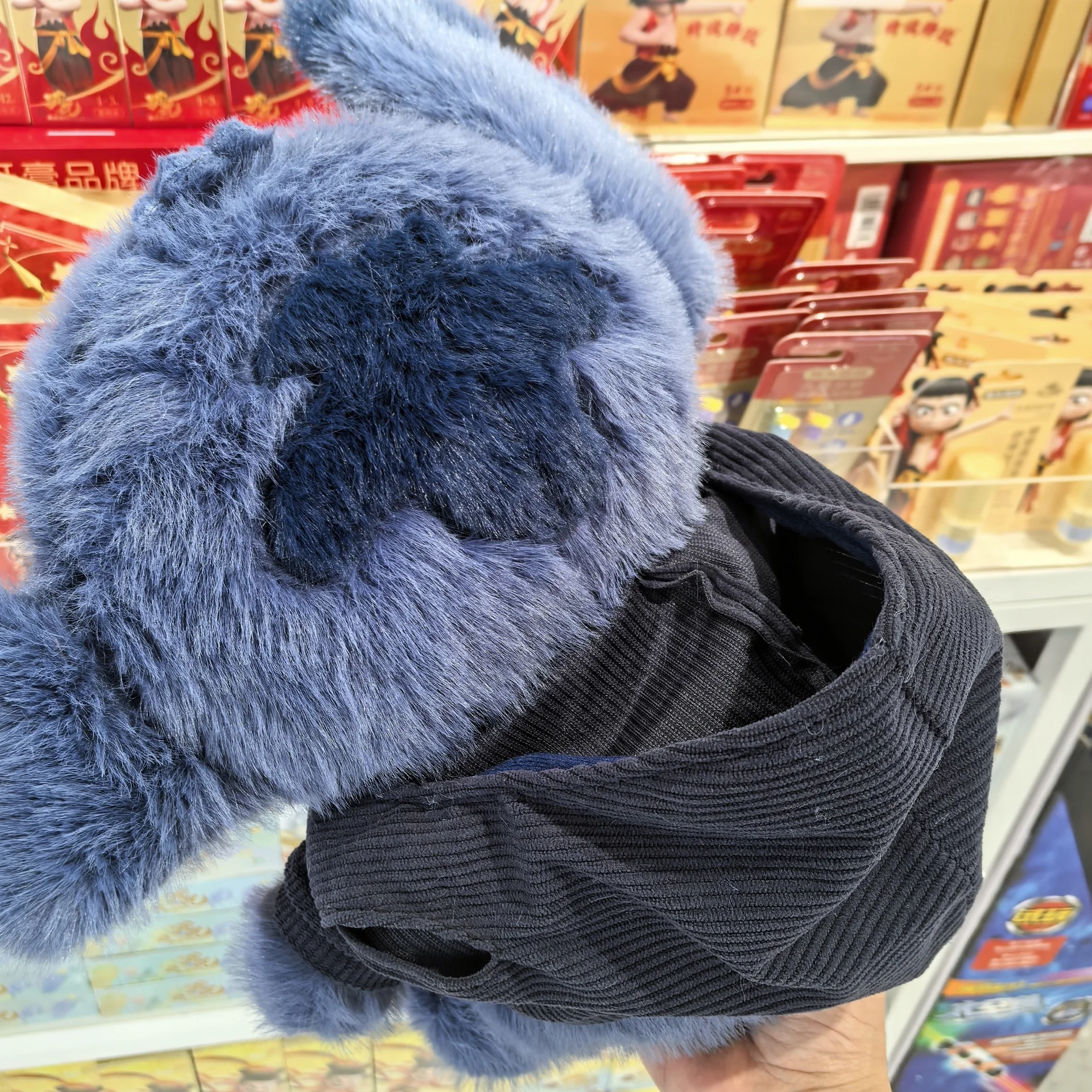 Brinquedo de pelúcia MINISO Disney Stitch (vestindo um moletom preto) - Boneca de pelúcia Lilo & Stitch, um presente de aniversário infantil perfeito