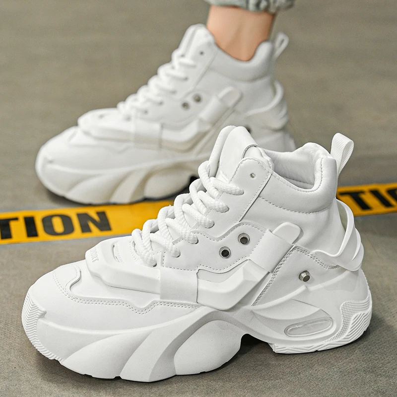 Herren-High-Top-Sneaker mit dicker Sohle, schlichter, aber hochwertiger Textur, mit dicken Schnürsenkeln und Metallnieten-Verzierung, luftgepolsterte dicke Sohlen für zusätzliche Höhe und Stoßdämpfung, erhältlich in Schwarz und Weiß, mit trendigem und robustem Design, geeignet für Herbst- und Winterkleidung, ideal für tägliche Ausflüge, Street-Casual-Looks und verschiedene andere Anlässe. – Detail 3