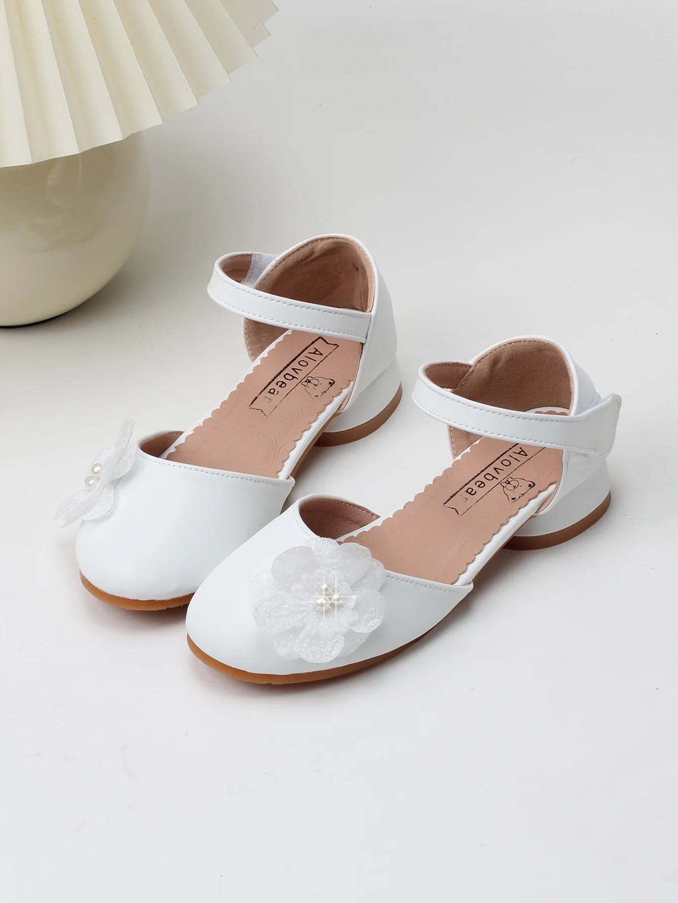 White girl flat shoes summer new comfortable and non slip children\'s princess shoes flower decorated little girl hollow sandals