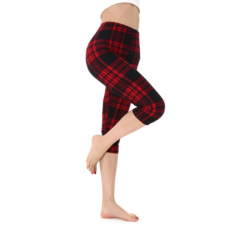 K477 Fashionable Black and Red Plaid Three-quarter Leggings, Mid-calf Pants for Casual Vacation Wear