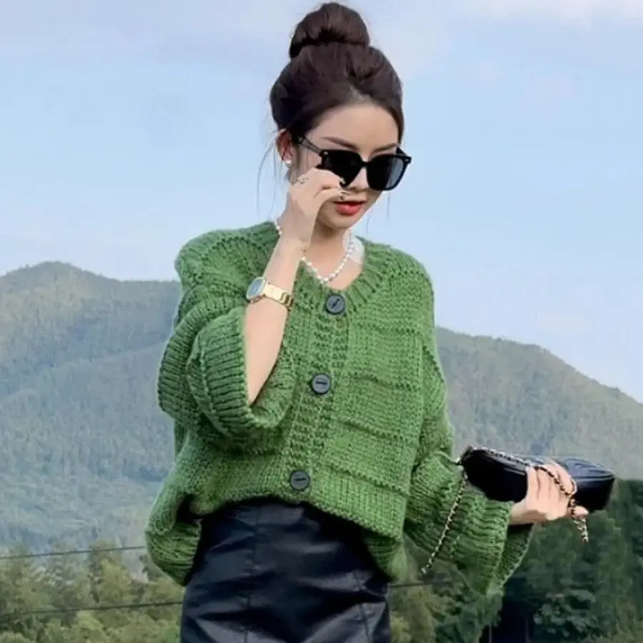 2025 Retro Einfarbig Strickjacke Pullover frauen Herbst Neue Stil Faul Lose Wind Weiche Klebrige Mode Top