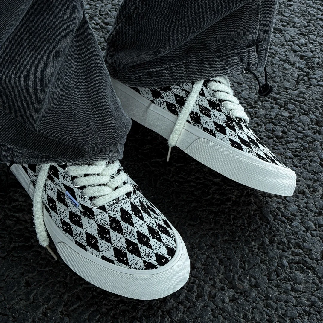 Black‑White Spray‑Paint Diamond Checkerboard Canvas Shoes, Unisex Low‑top Casual Skate Shoes, Breathable Wear‑Resistant Fashion