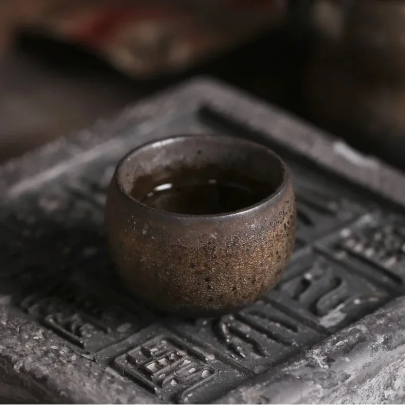 Japanische Keramik-Teetasse – rustikales Vintage-Steinzeug, handgefertigte Einzeltasse, Verwendung für Zen-Heim- und Teezeremonie, einzigartiges Design
