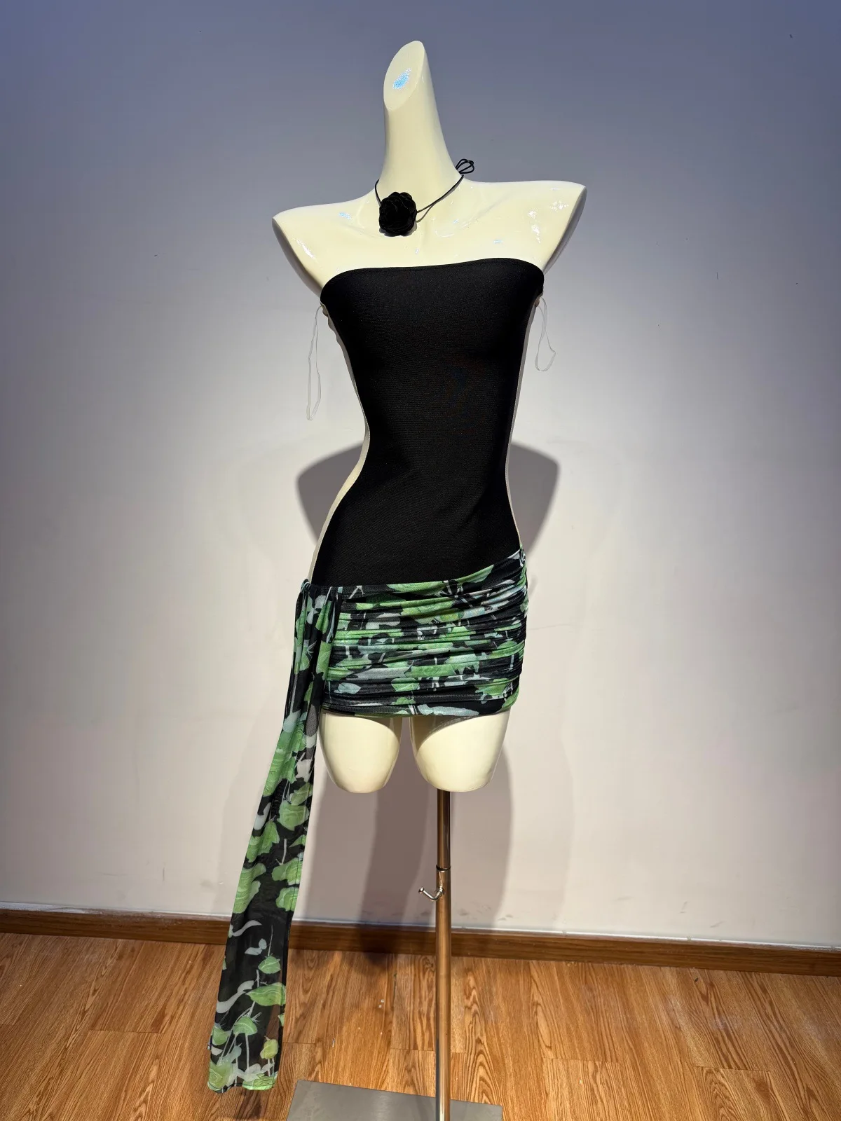 

Новое женское летнее платье 2026 года: элегантное вечернее/клубное платье миди без бретелек, черное, с пэчворком и драпировкой, облегающее (бодикон)