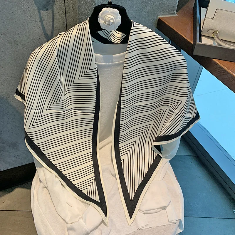 

Korean-style loose-fitting, unique and slimming versatile sunscreen top with a silk scarf, offering a high-end look, paired with