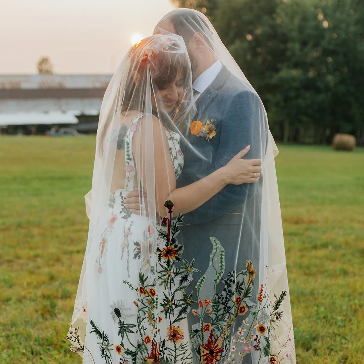Wildflowers Embroidery 2.5 Meters Wedding Veils One Tier Soft Tulle Customized Colorful Boho Lace Accessory Veil with Comb