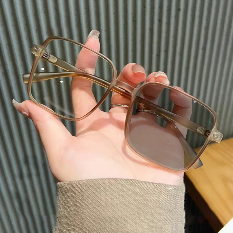 Frame-type Photochromic Color-changing Glasses With Anti-blue Light Feature, Slimming Effect Of The Frame Design.6010