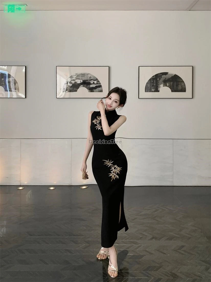 

Новинка 2025, женское летнее платье Cheongsam в китайском стиле без рукавов с воротником-стойкой и вышивкой, утягивающее длинное элегантное вечернее платье qipao t001