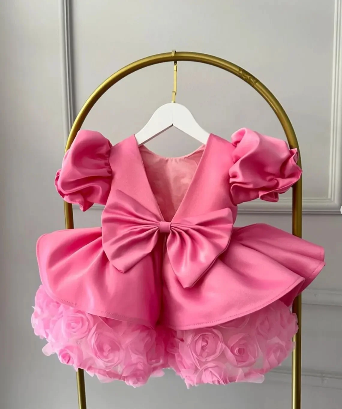 Bonito rosa quente primeiro vestido de festa de aniversário para meninas do bebê na altura do joelho inchado arco casamento flor menina pageant baile de formatura vestido