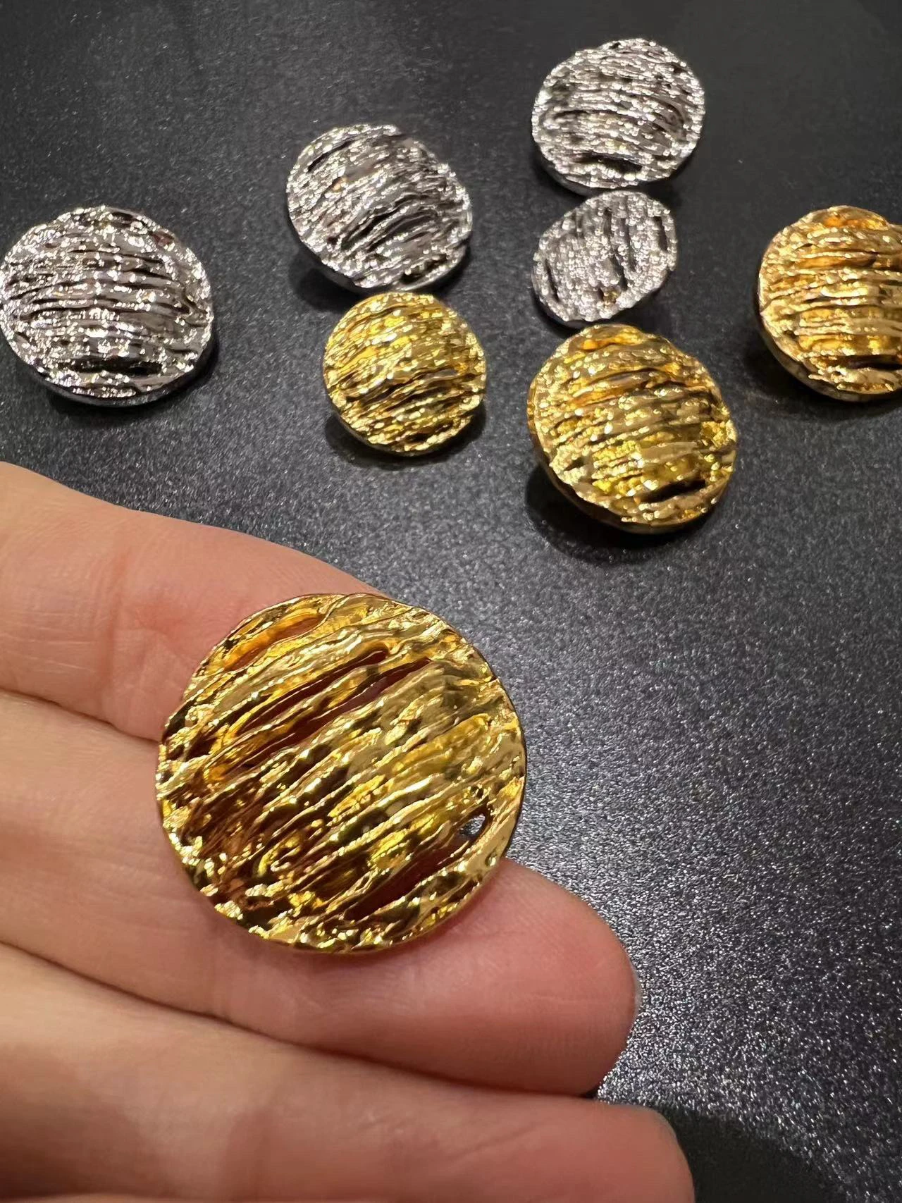 

New Premium Cold Tone Dual Color Hollow Stripe Metal Button Sweater Cardigan Dr Suit Jaet Button Home Fabric Sewing DIY