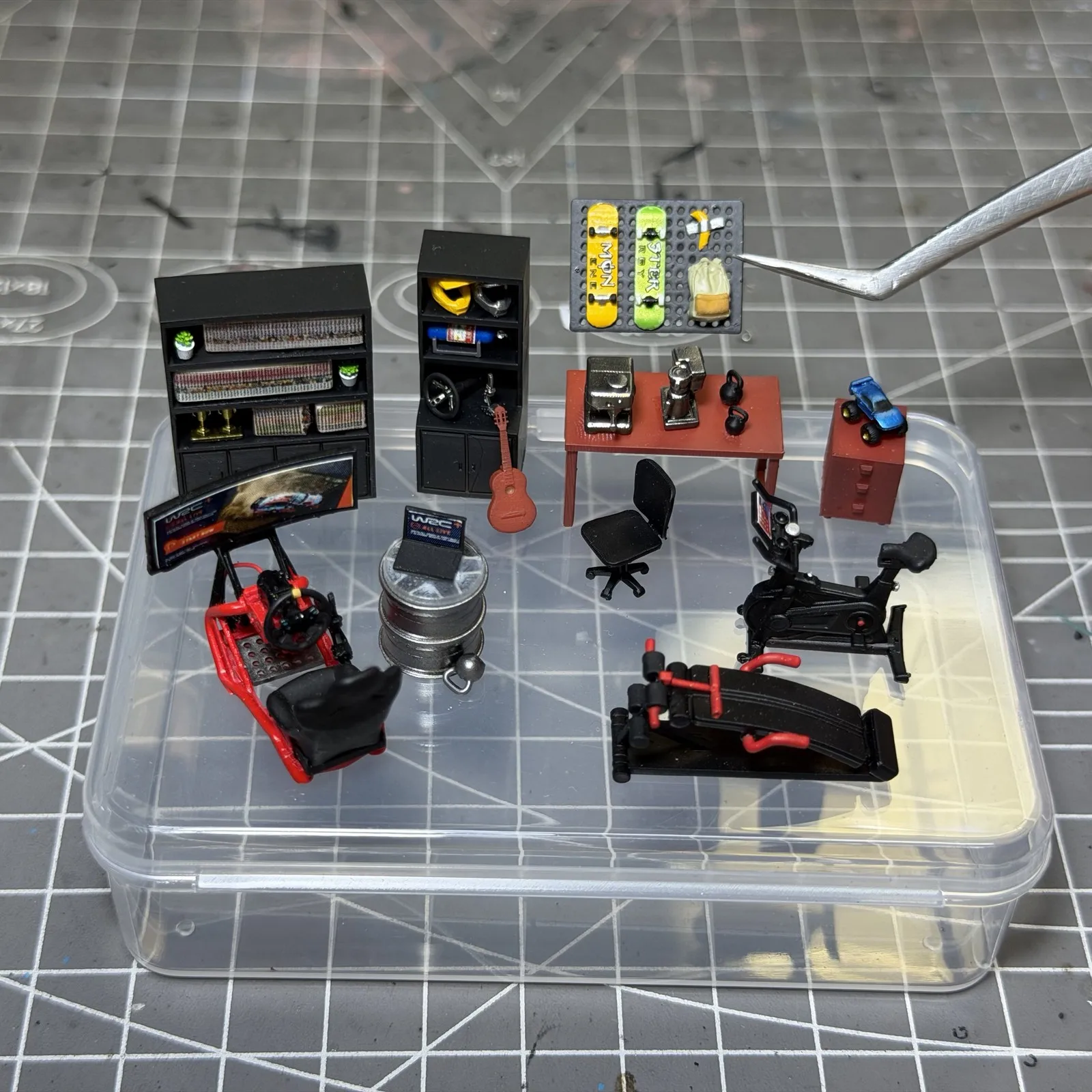 Image of Diorama im Maßstab 1:64 Rennsimulator-Modell Fitnessgeräte Happy House Auto-Garage-Szene Requisiten Ausstellungsstücke