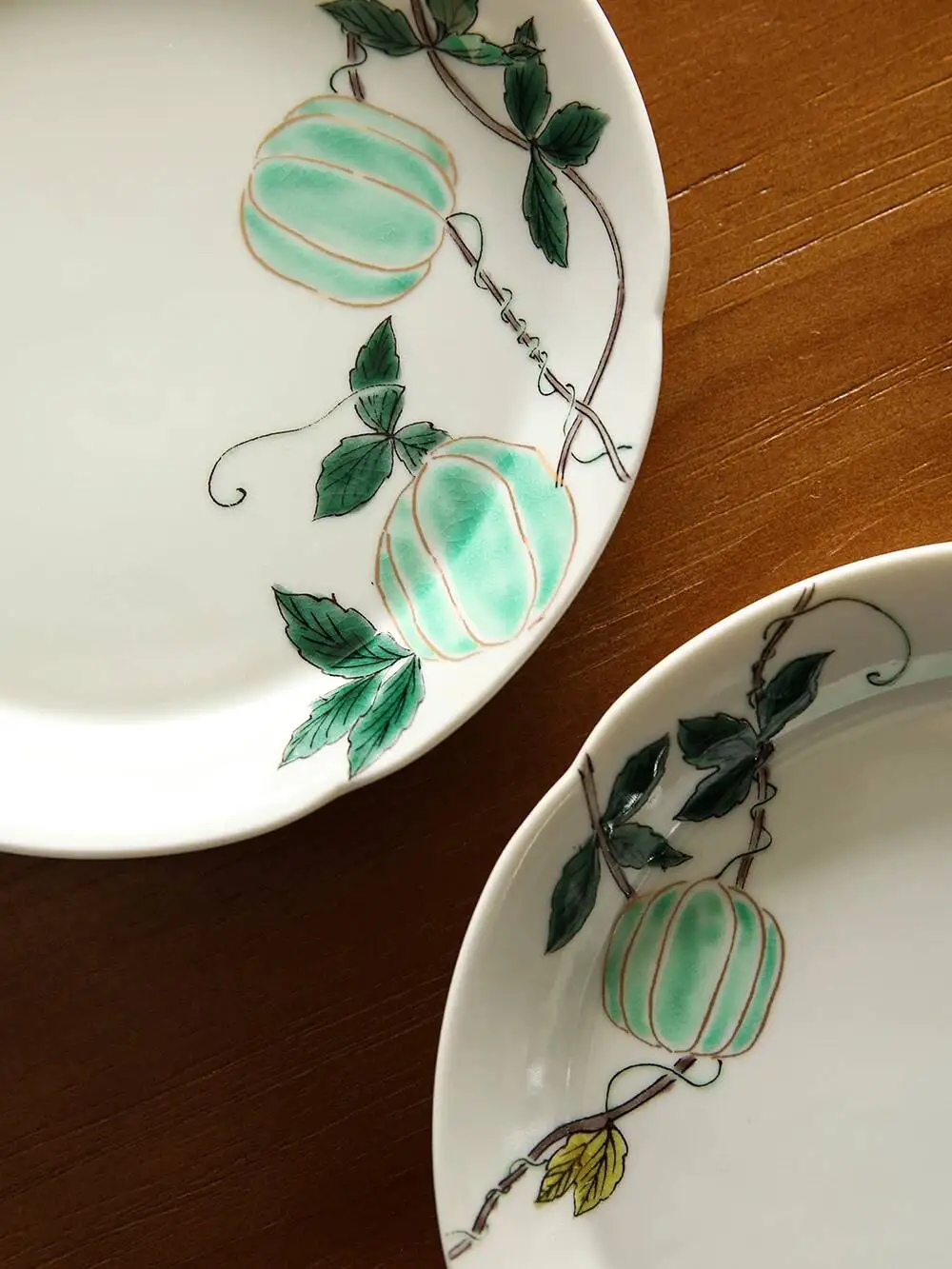 In Stock: Japanese Imported Kutani Ware By Renowned Artist Kunihiro Miyamoto, Hand-Painted Wind-Boat Vine Pattern Folded-Edge