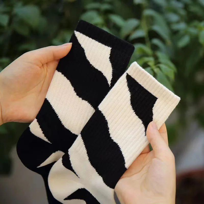 Calzini asimmetrici giapponesi Donna Primavera Autunno Creatività personalizzata Calzino a tubo medio Calzino sportivo per cartoni animati Calzini AB