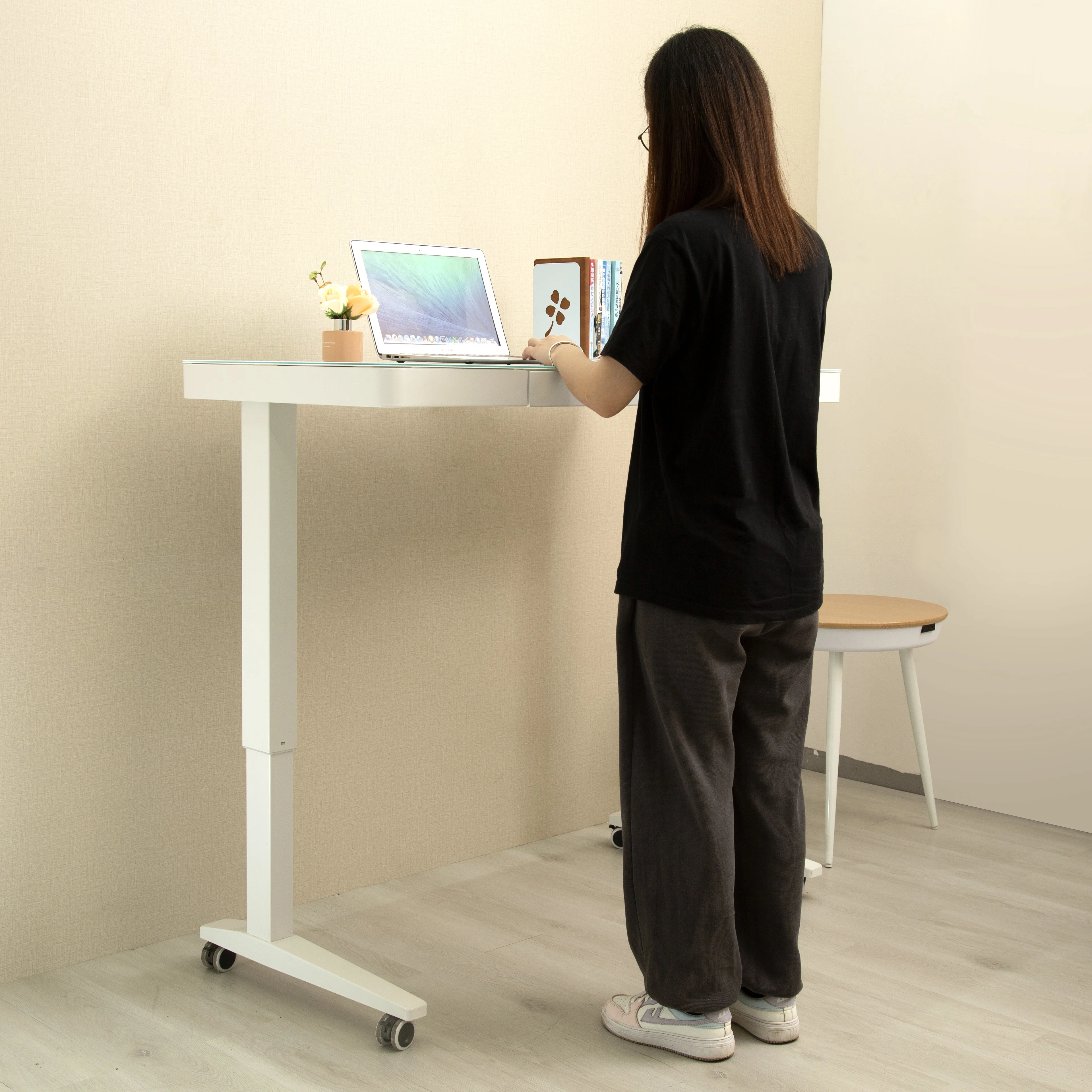 Factory Direct 2026 Modern Electric Standing Desk with Tempered Glass Desktop Dual Motor Height Adjustable Ergonomic Home Office