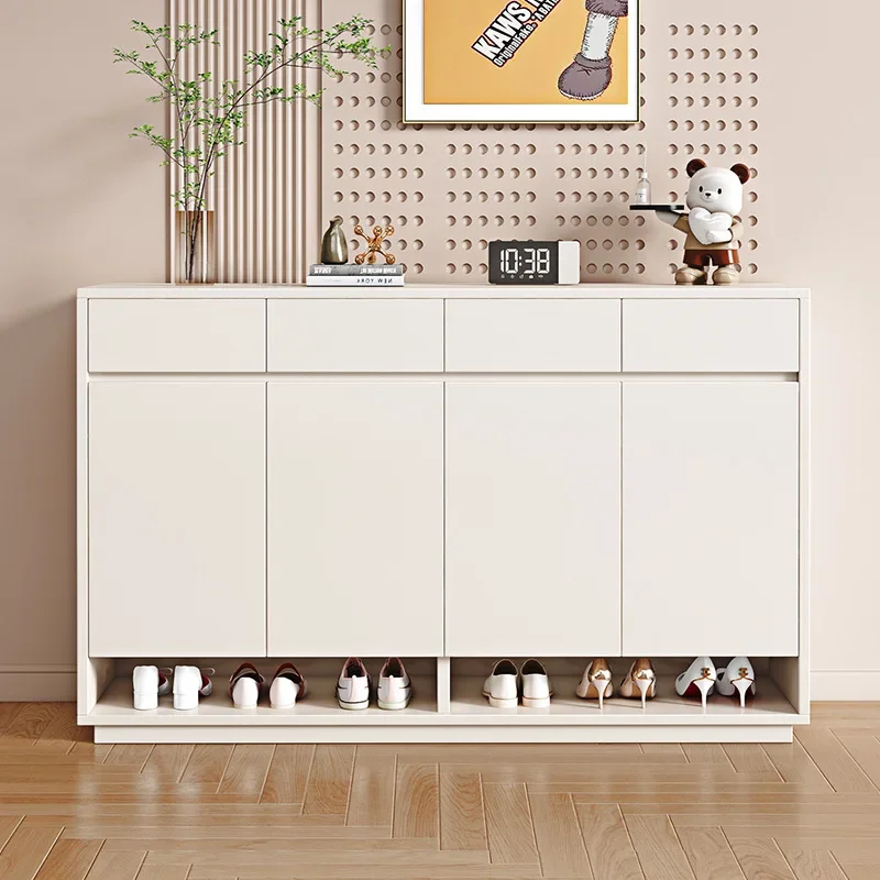 سعة كبيرة عند باب المنزل، وخزانة تخزين بسيطة عند الباب، ورف أحذية للشرفة #2