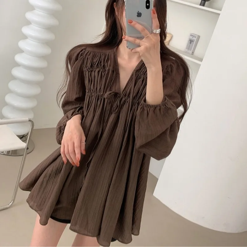 

Весна 2026: Новая корейская французская свободная блузка средней длины с кружевной шнуровкой, V-образным вырезом, плиссировкой, однотонная, с рукавами-фонариками, из шифона, повседневная