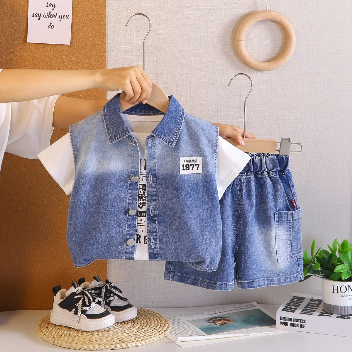 

Детская одежда для младенцев: Новинка 2026 года – летний комплект для мальчика: модный джинсовый жилет + белая футболка + шорты.