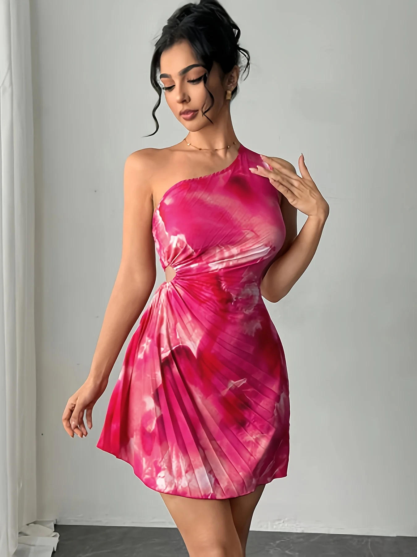 Sommerliches, elegantes Kleid mit Tintendruck und ausgehöhlter Taille, schräger Schulterkragen, gepresstes, plissiertes Damenkleid