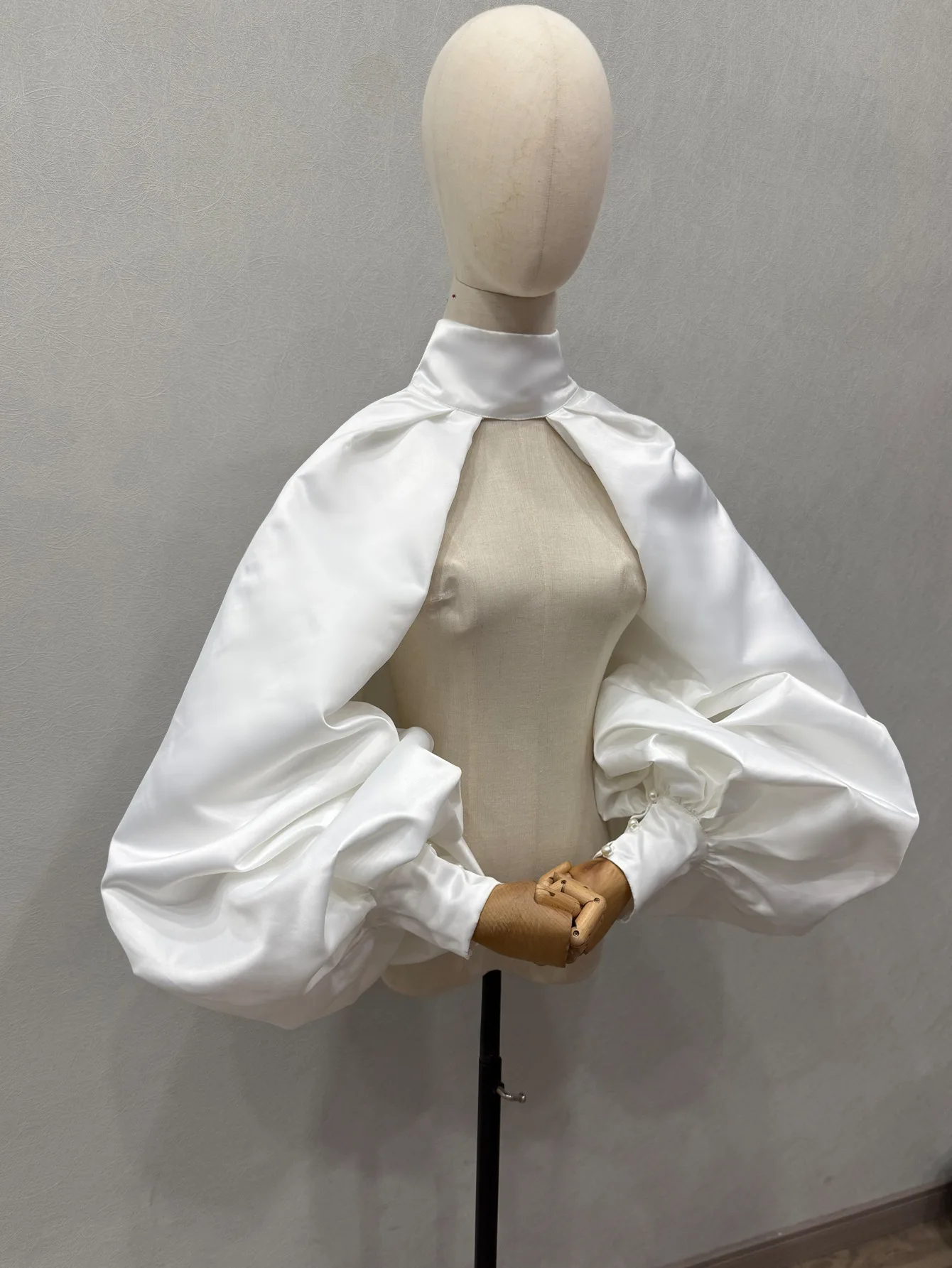 Satin-Hochzeitsboleros, bauschig, volle Ärmel, Stehkragen, rückenfrei, Braut-Achselzucken, Brautumhänge, formelle Party-Jacken, Mantel für besondere Anlässe – Detail 1