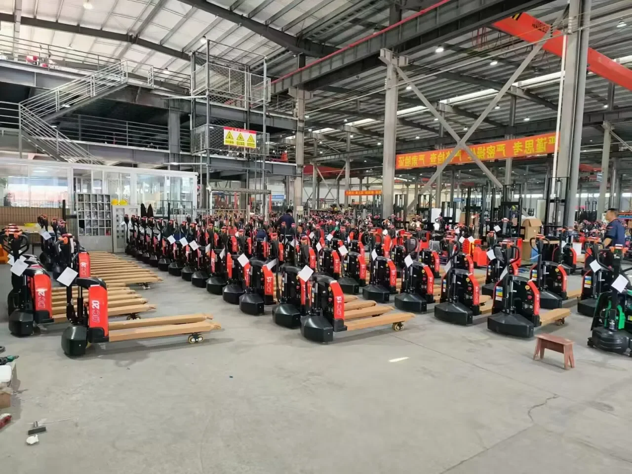 HELI barato 1,5 toneladas 1,8 toneladas 2,0 T transpaleta eléctrica batería de litio gato de paleta pequeñas carretillas elevadoras camión a la venta