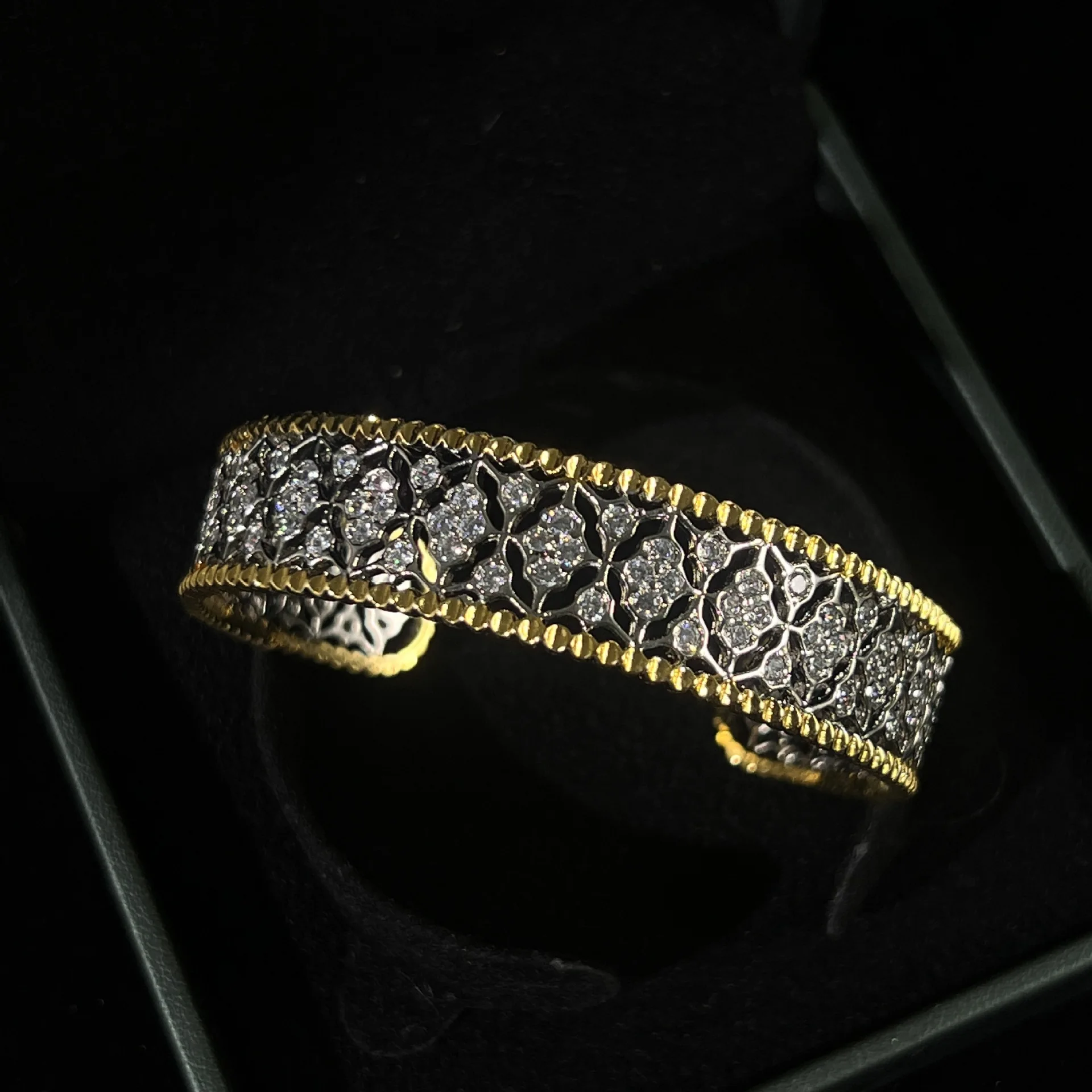 Vintage Hollow Lace Bracelet 18K Retro Exquisite Diamond Mesh Bangle Jewelry Accessories Formal Banquets Birthday Gift for Women
