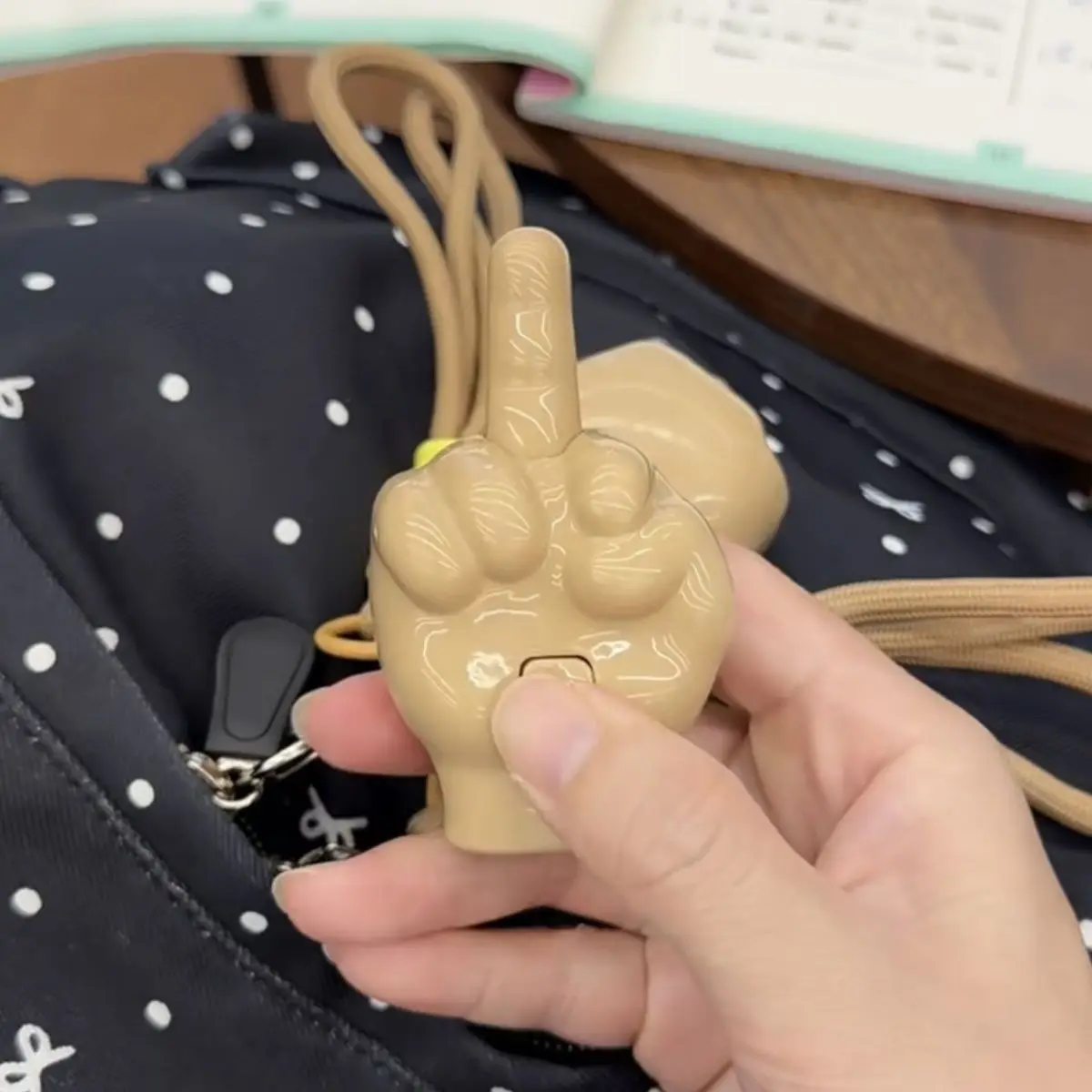 Mittelfinger-Schlüsselanhänger – Pop Display Shelf Bewertung und Preis