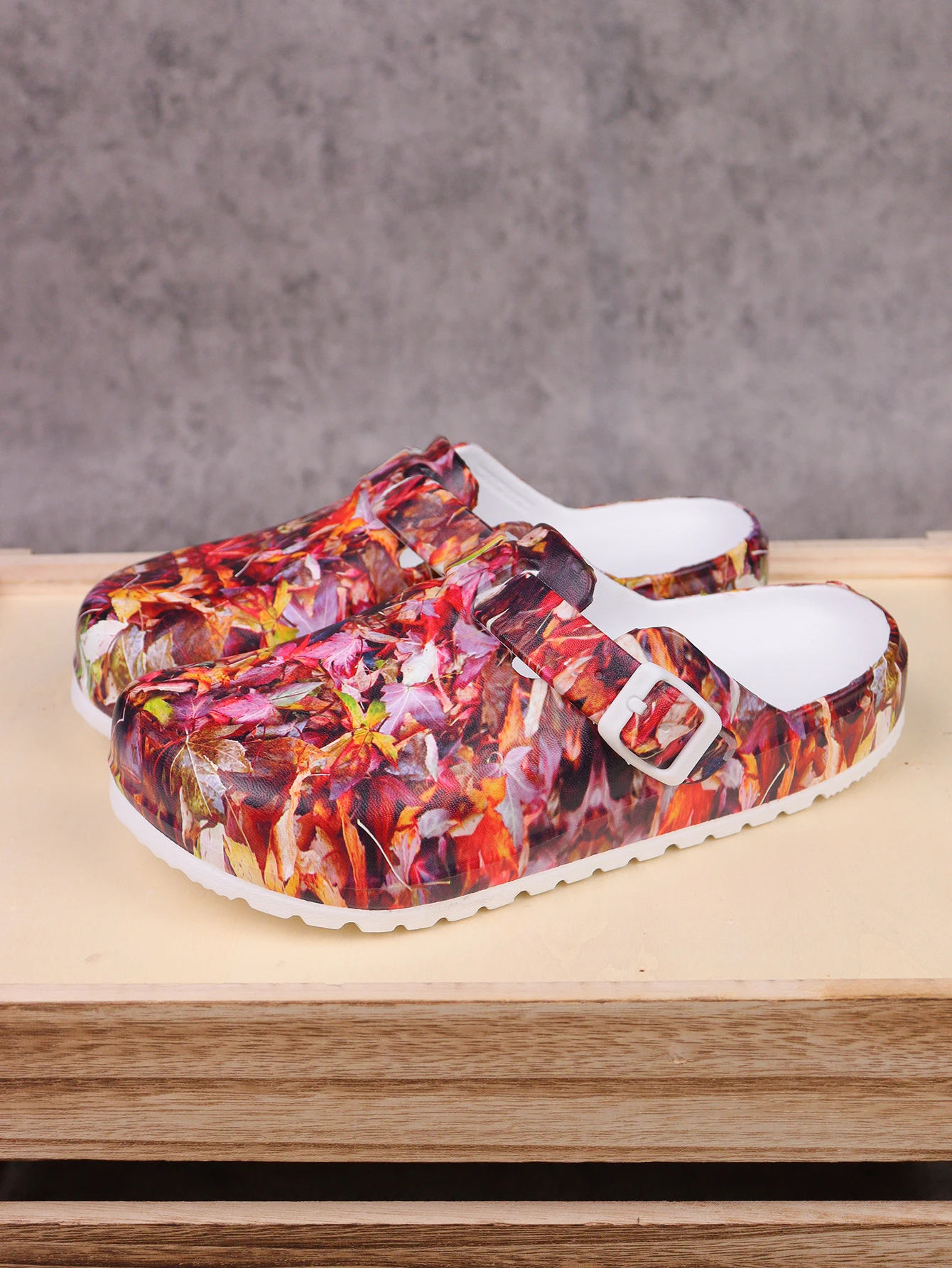 حذاء نسائي عصري بطبعة أوراق القيقب الأحمر عند أصابع القدم، حذاء عمل صيفي غير قابل للانزلاق على طراز إيفا، حذاء بفتحة مسطحة خفيف الوزن، نعل مريح وناعم، أبازيم قابلة للتعديل، مناسب للشاطئ، جارد