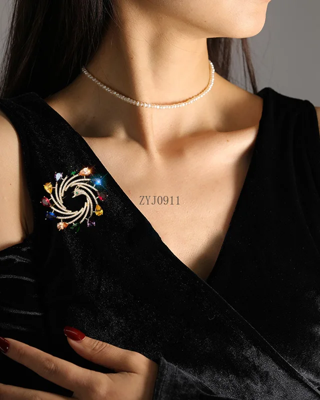 Spilla di lusso leggera Spilla di pavone Phoenix in vero oro con zirconi color gioielli di alta qualità