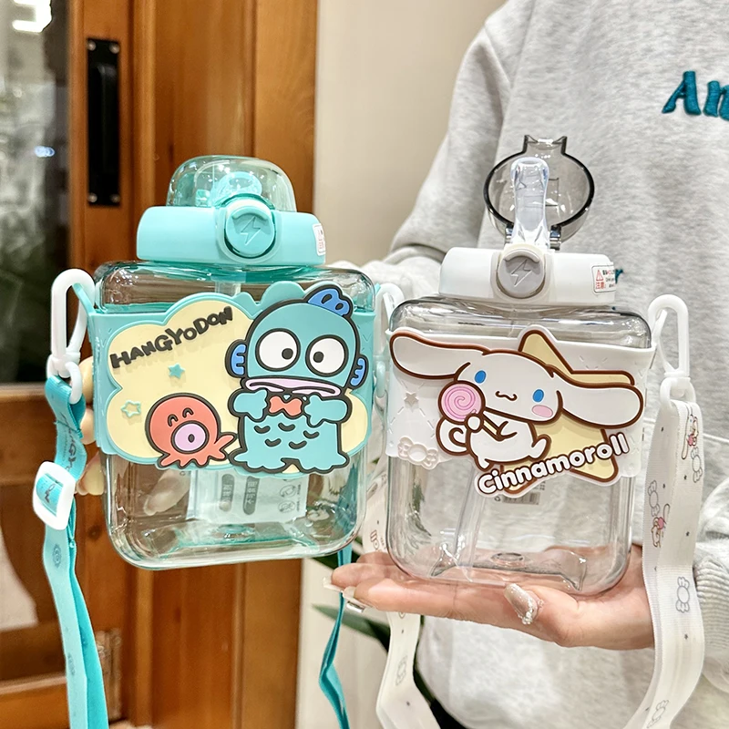 MINISO 900ML Hello Kitty Water Bottle With A Straw High Capacity Cartoon Kawaii Cinnamoroll Water Bottle Pochacco Crossbody Cup