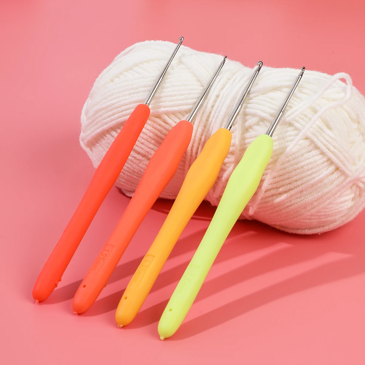 

4Pcs/set Aluminum Plastic Handle Crochet Hook Weave Knit Needles Set 1.0-1.75mm Knitting Crochet Hooks Set Women DIY Craft Tools