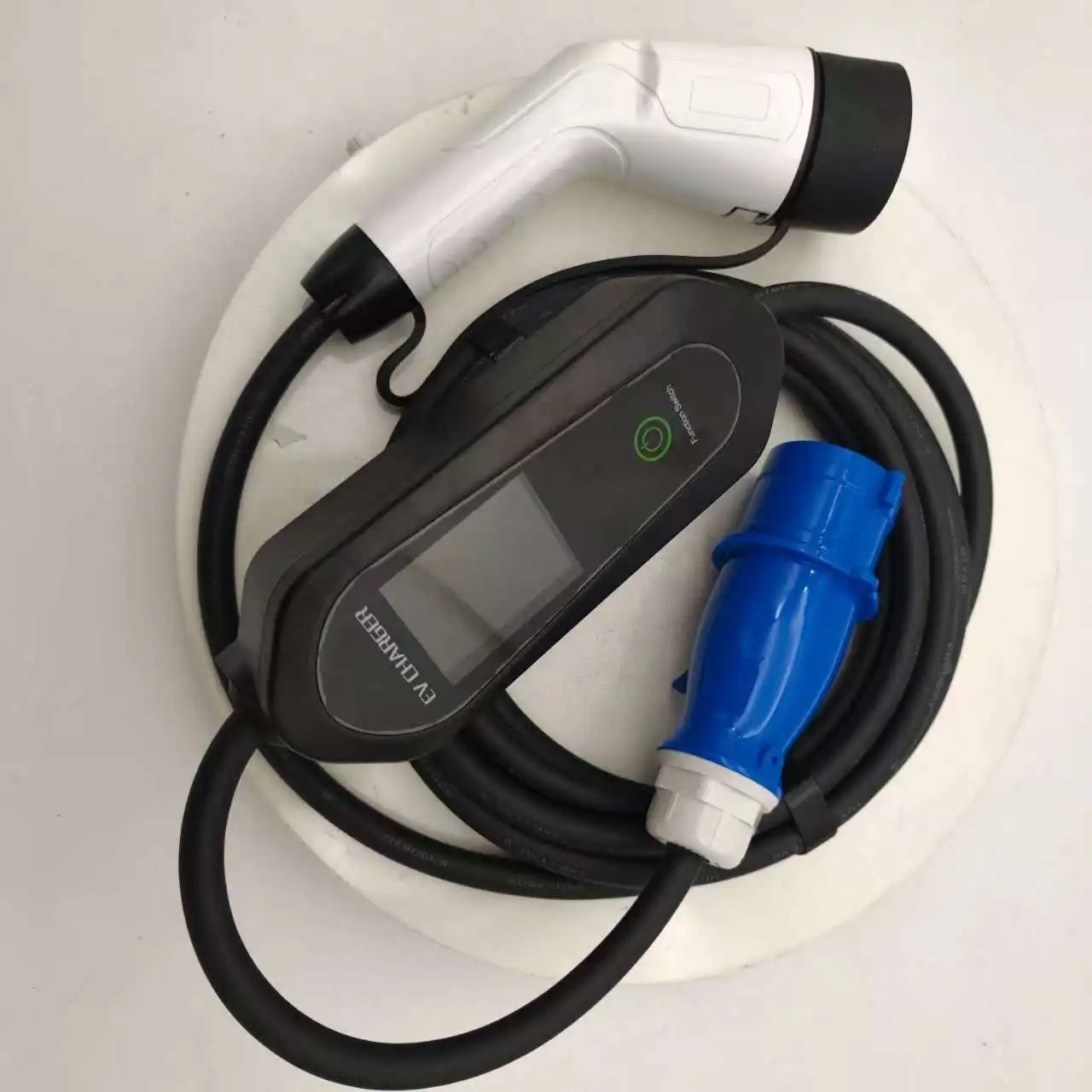 

Портативное зарядное устройство для электромобилей 32А 7кВт, регулируемое, с синим разъемом, новинка | С креплением для европейских автомобилей типа 2, крюковым креплением и длиной 5 м.