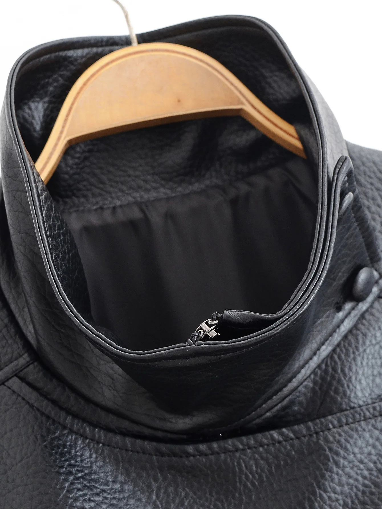 Europese en Amerikaanse herfst en winter 2025, nieuwe stijl, kiezelpatroon, opstaande kraag, veelzijdig leren motorjack met knopen